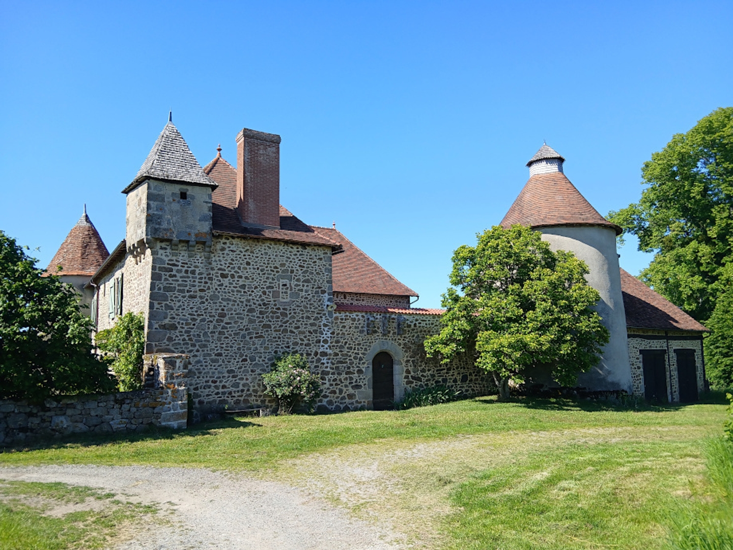 Vends château - 250 m² - 10 pièces, 4 chambres - Guéret 23000
