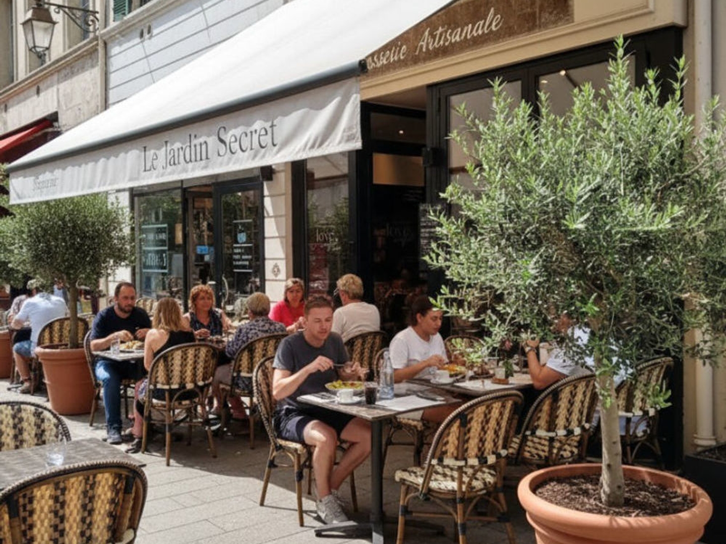 A VENDRE FONDS DE COMMERCE BAR A VIN BRASSERIE PETITE RESTAURATION EN LICENCE 4 EN PLEIN COEUR DE CANNES