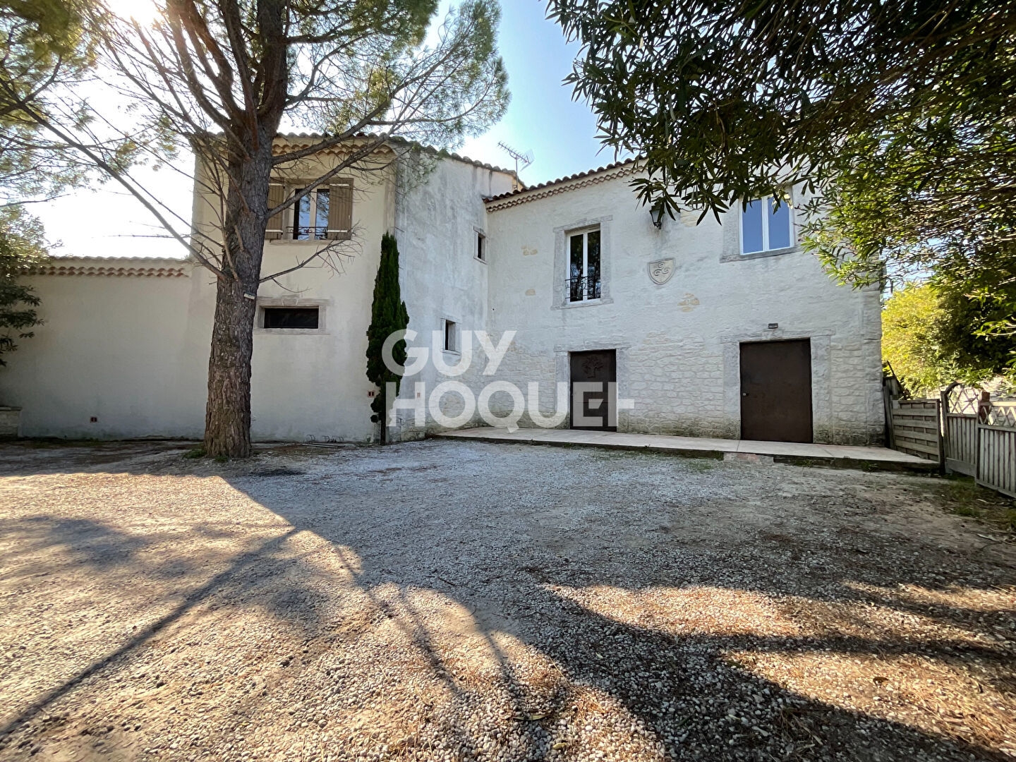 Ensemble immobilier avec villa principale de 192m² piscine sur parcelle de 2000 m² Althen des Paluds
