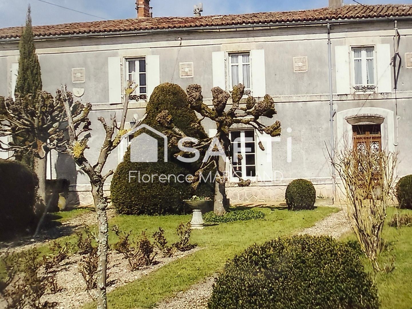 MAISON À RÉNOVER AVEC DÉPENDANCES - TRÈS BEAU POTENTIEL