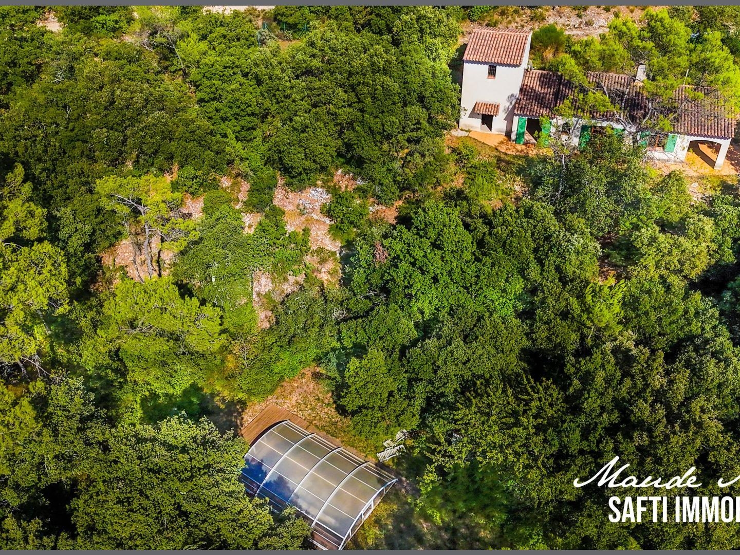 Position dominante - villa de 40 m2 habitable - garage et pièce indépendants d'une surface d'environ 20 m2 chacun - piscine - terrain de 3000 m2 en pente