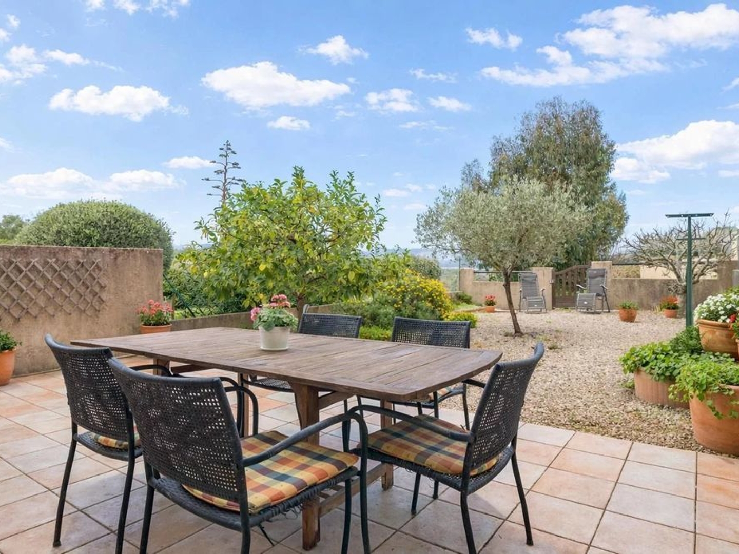 Maison spacieuse proche de tout, avec jardin, vue dégagée et gra