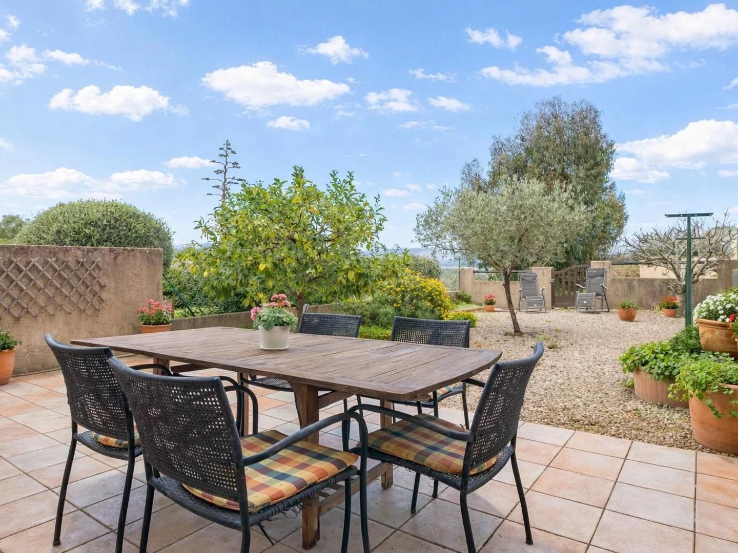 Maison spacieuse proche de tout, avec jardin, vue dégagée et grand garage à Roquebrune