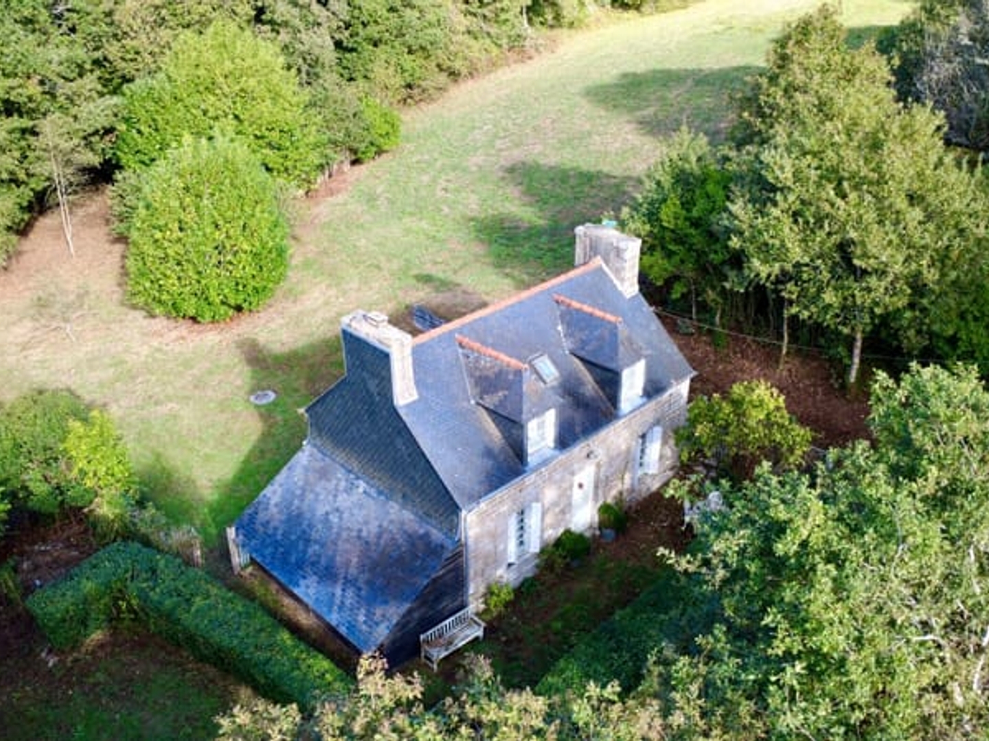 CÔTES-D'ARMOR: Bulat-Pestivien, proche Callac. Charmante maison en pierre de 2 chambres, avec garage et dépendances, sur 2,7 hectares de prés et d'arbres anciens, sans vis-à-vis.