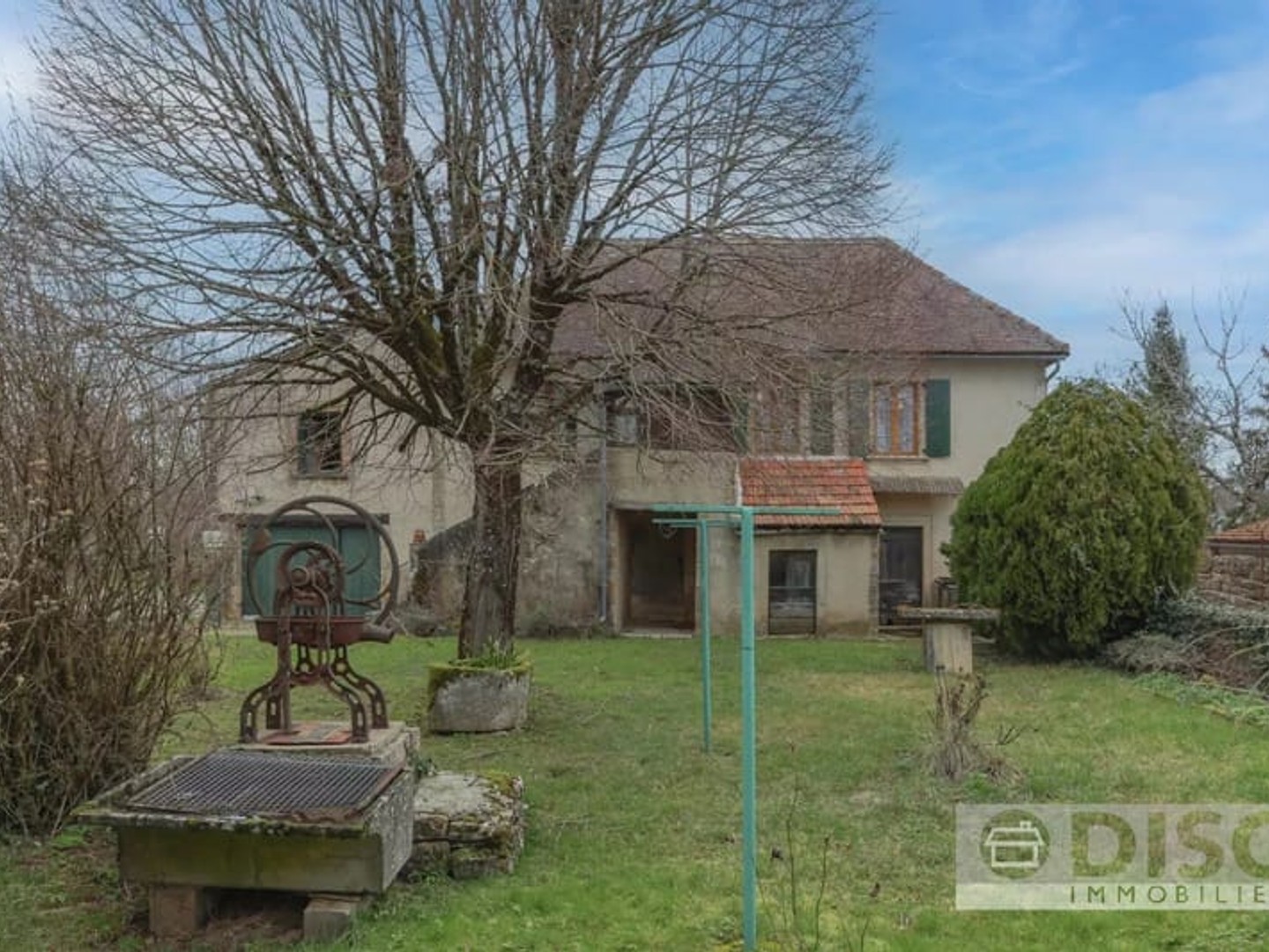Maison à rénover avec jardin et grandes granges