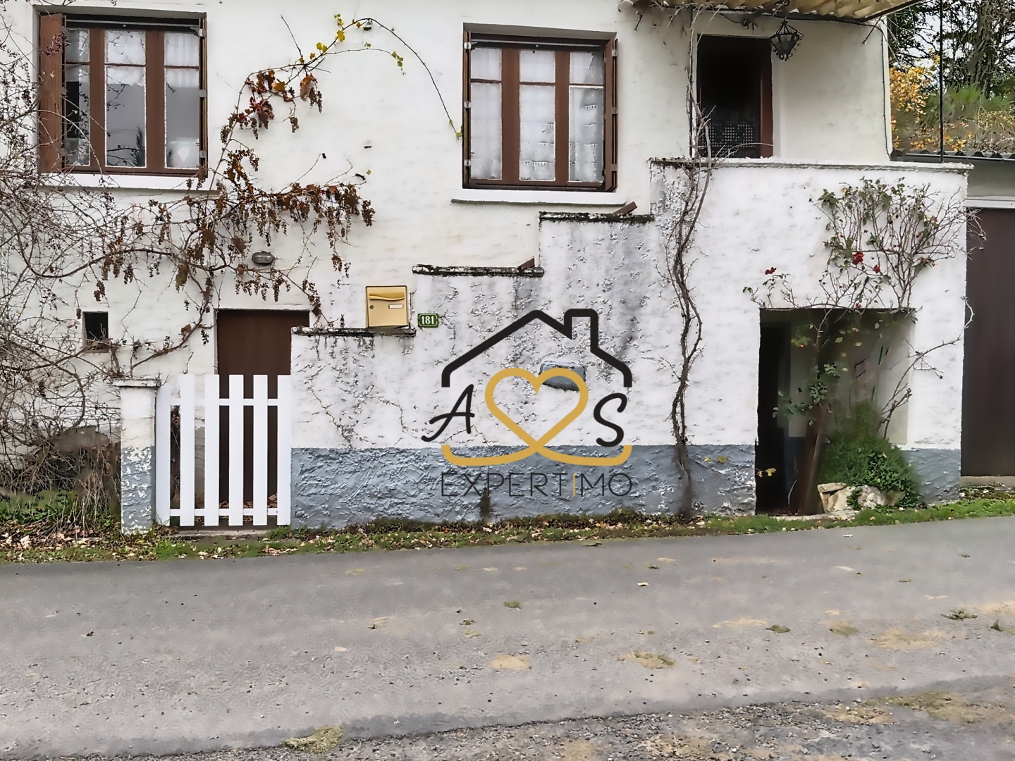 PETITE MAISON AVEC DÉPENDANCES - PARCELLES BOISÉES ET PRÉ - ST DIER D'AUVERGNE 63520