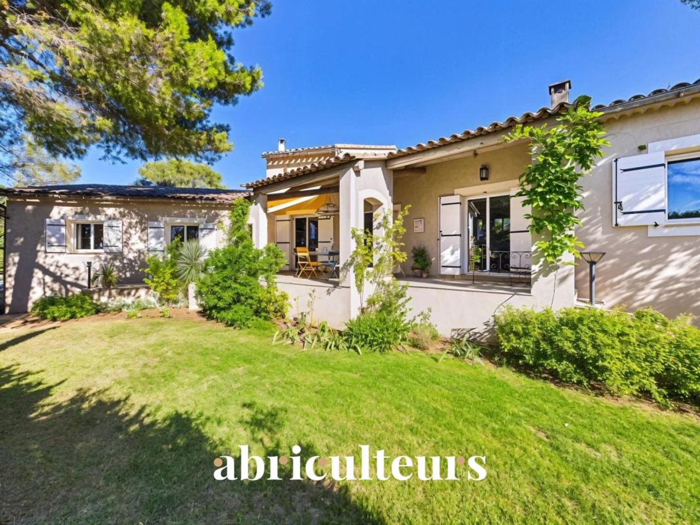 Villa d'architecte rénovée de 155 m² au pied du Luberon à Cheval-Blanc (84460)
