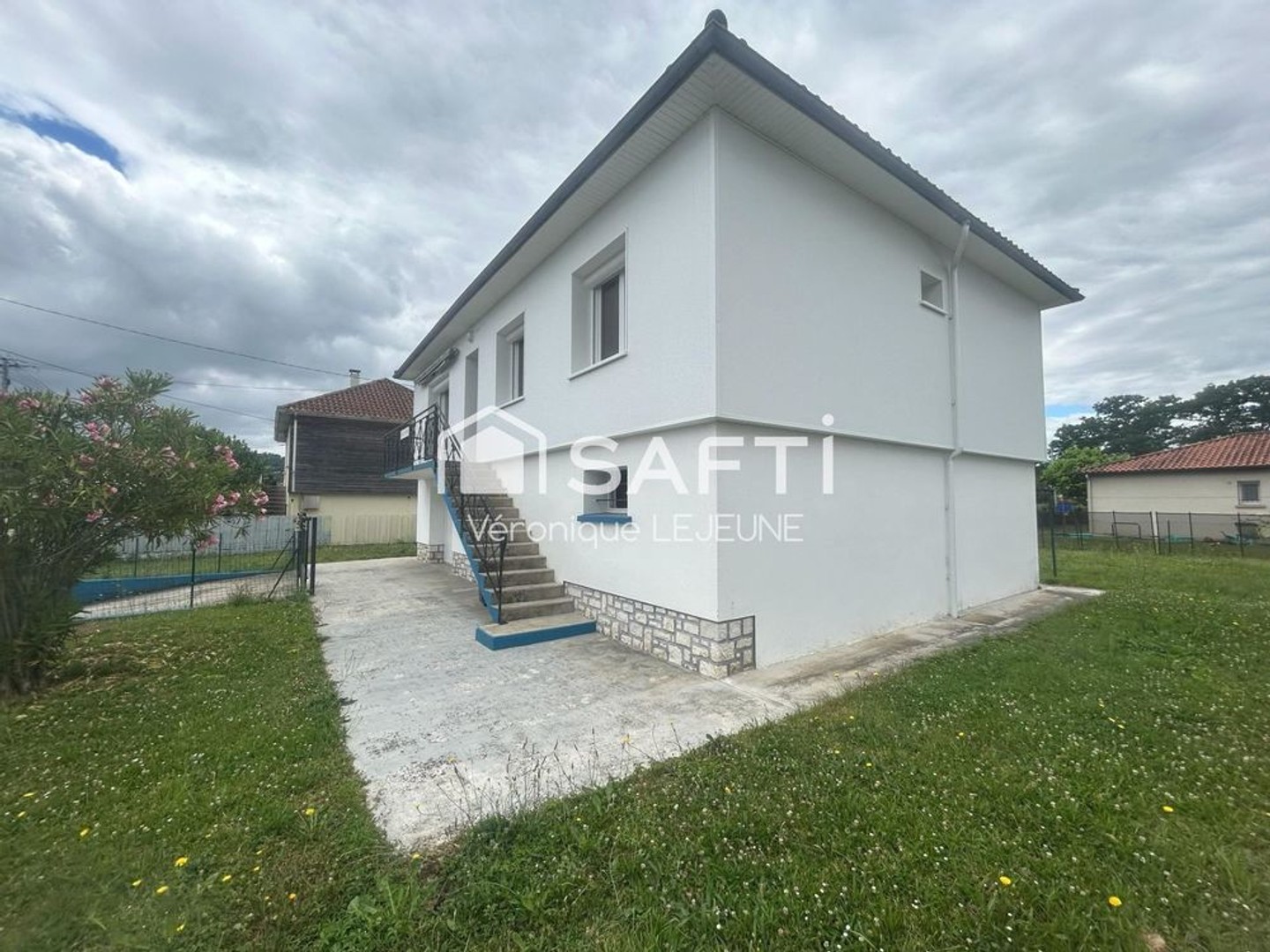Charmante villa familiale de 88m² sur un terrain de 511m², offrant 4 chambres, une belle pièce de vie lumineuse et un grand gara