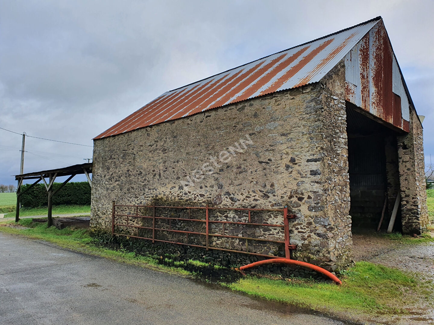 Bâtisse en pierre à rénover à vendre à la Roche Blanche