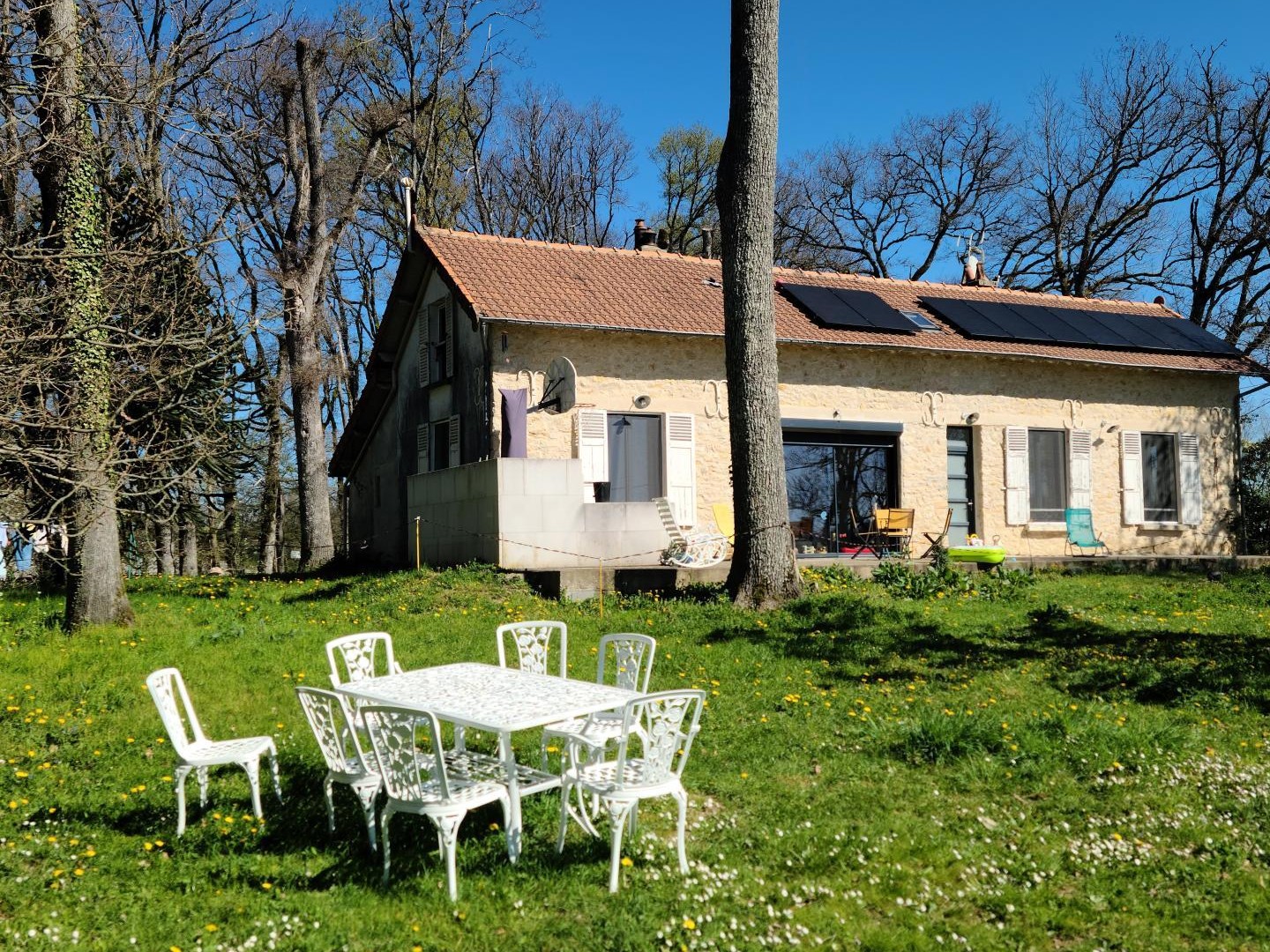 Maison en pierre rénovée récemment, vue dégagée.