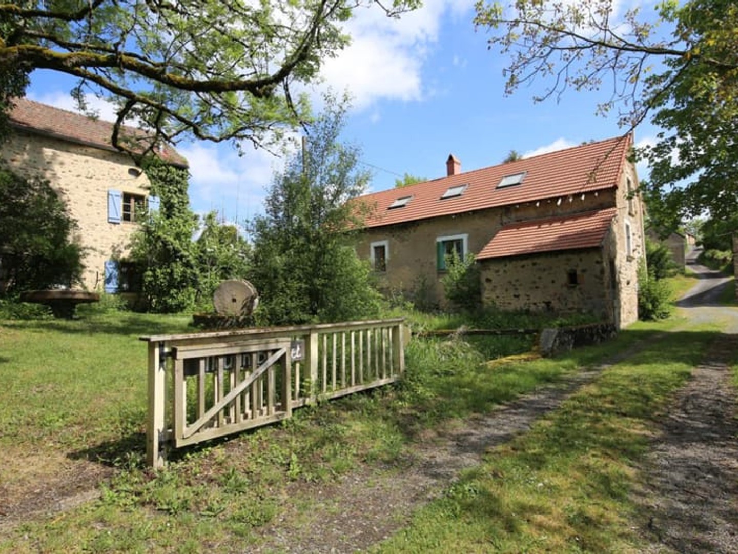 Ensemble d'anciens moulins à eau sur 2 ha 47 de terrain avec étang