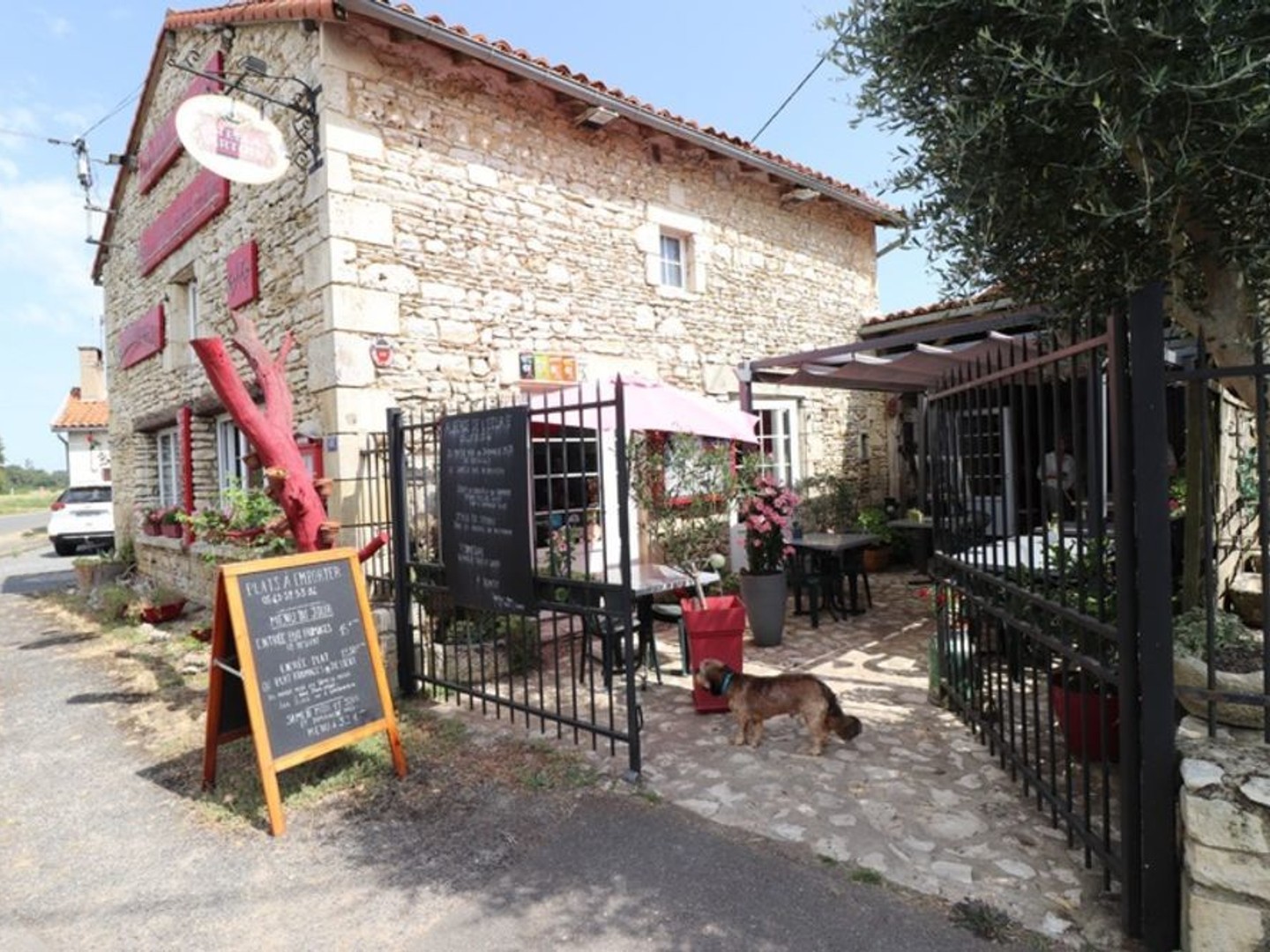 VENTE FONDS DE COMMERCE AUBERGE, BAR AVEC LICENCE IV, GITES, USSON DU POITOU (86)