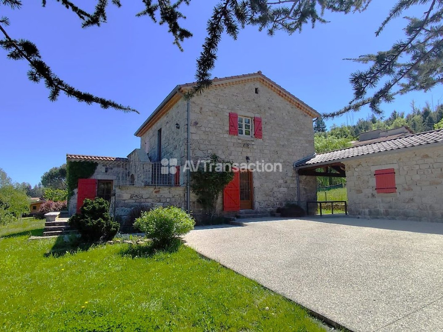 Jaujac, maison en pierre, rénovée, proche centre, au calme