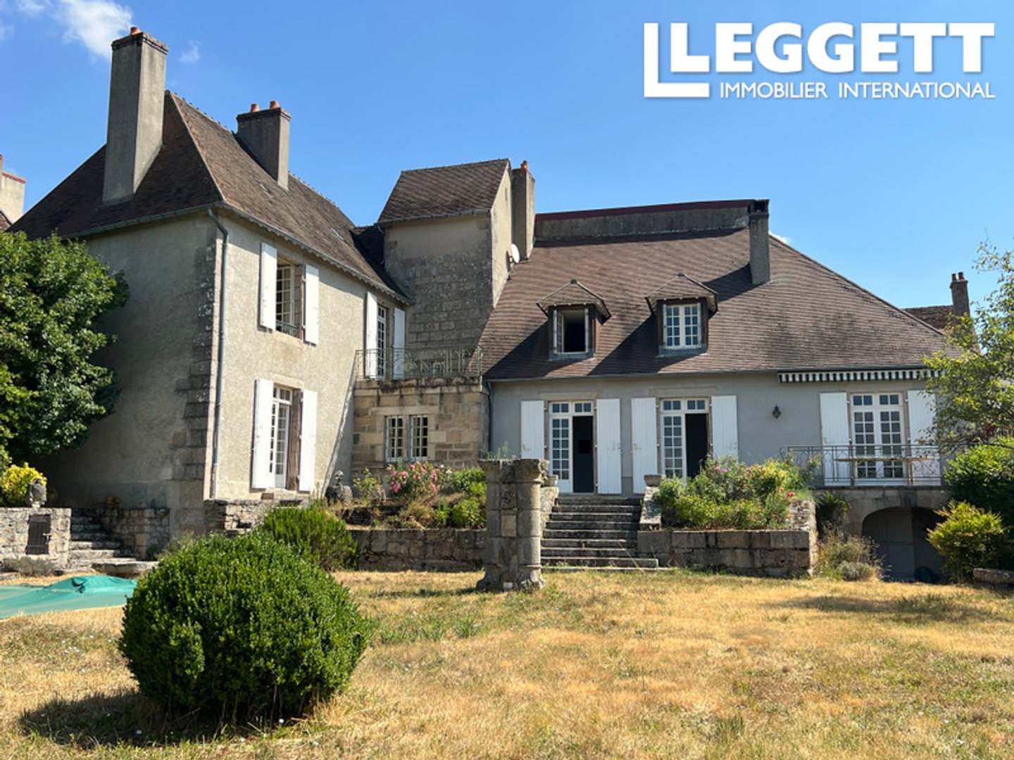 Authentique propriété en pierre, dont certaines parties datent probablement du Moyen Âge. 8 chambres, située d