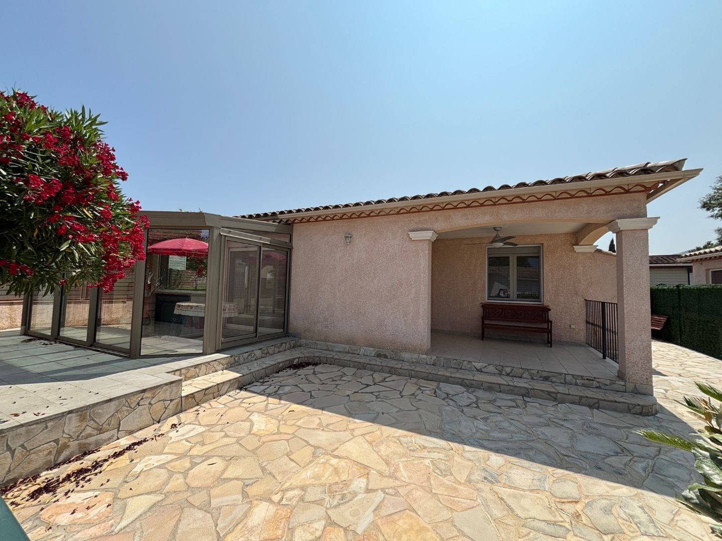 Maison à vendre - 3 pièces - 75m2 - Roquebrune-Sur-Ar... (83520)