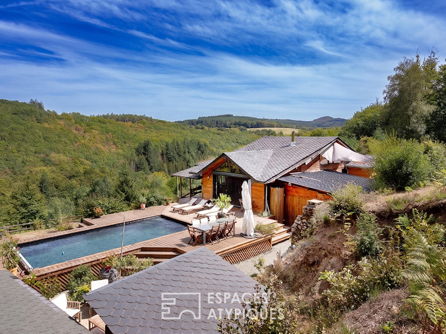 Chalet d'exception où l'élégance contemporaine s'allie à l'architecture organique