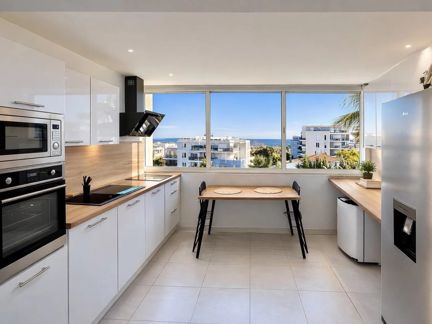 Antibes Secteur La Fontonne - Exclusivité - Studio en dernier étage avec aperçu mer