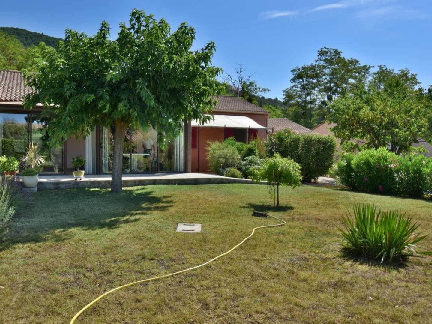 CARREFOUR BLÉONE-DURANCE Villa traditionnelle de plain-pied en parfait état avec véranda, jardin et garage