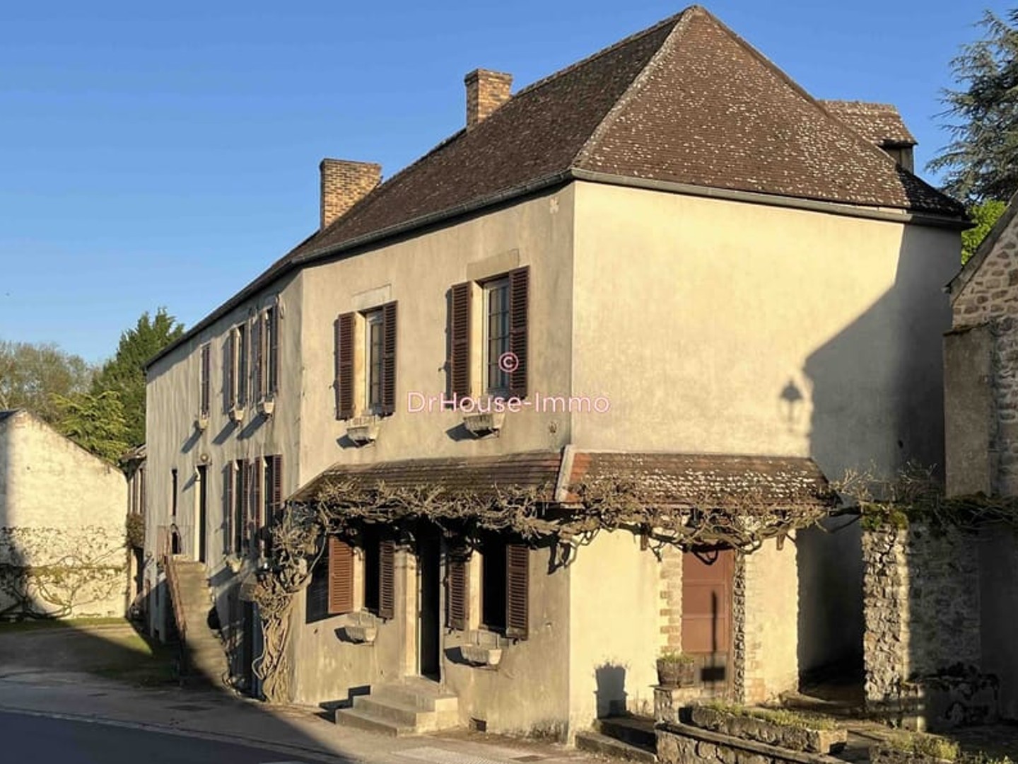 Ancien hôtel à réinventer - 350 à 500 m² - axe Avallon Vézelay