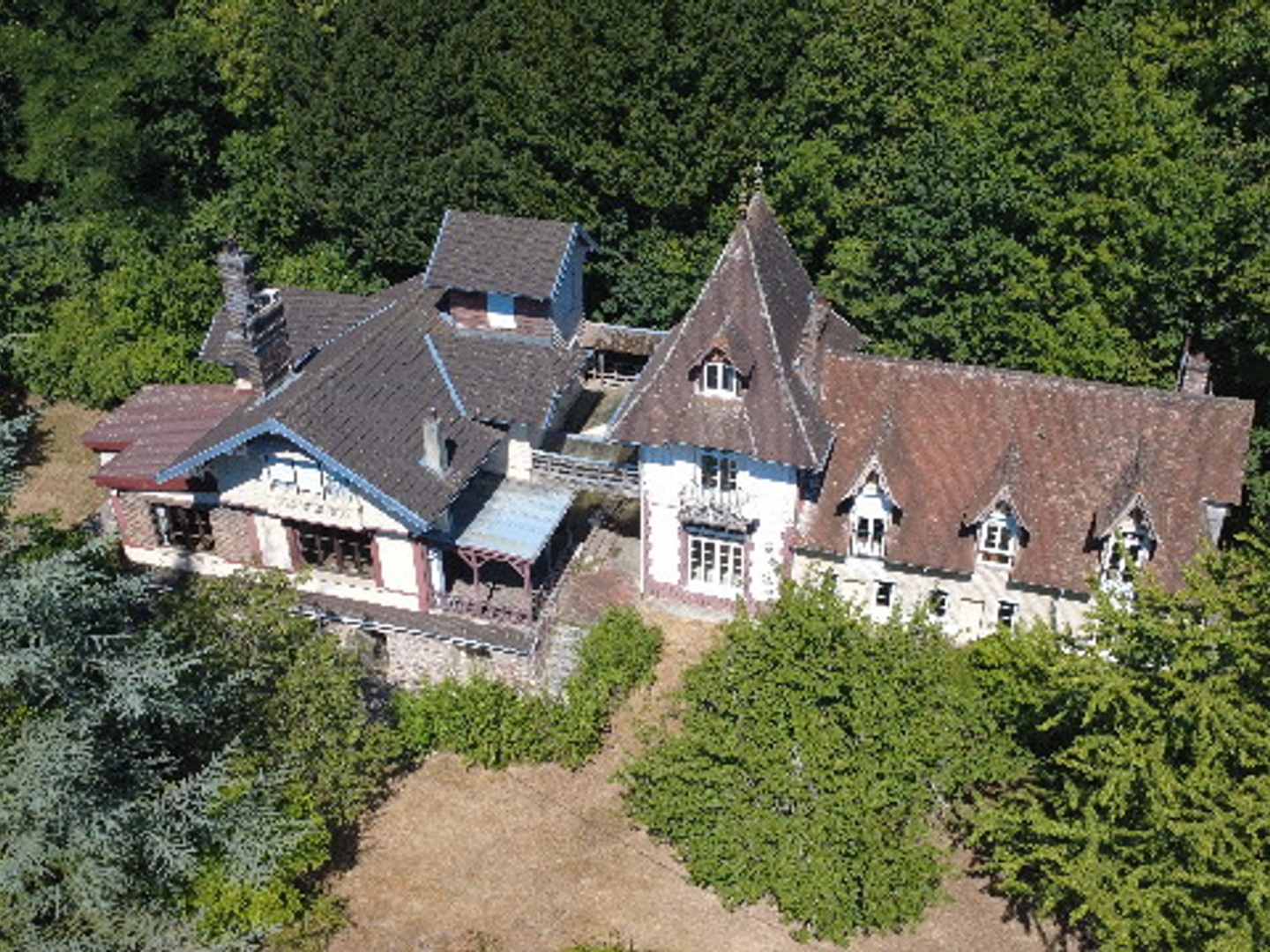 une grande propriété : une maison principale un immeuble composé de 3 appartements une dépendance