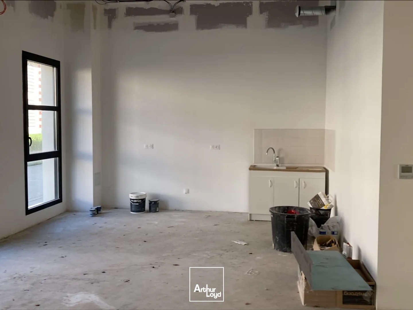 6 locaux lumineux de 100 à 200m2 à vendre ou à louer avec accès PMR à Soissons.