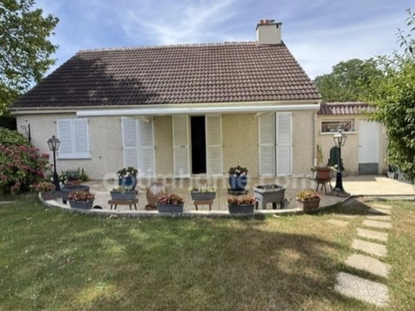 LIMOURS MAISON DANS UNE RESIDENCE TRANQUILLE 140 M² AVEC DEPENDANCE ET TERRAIN PLAT ET CLOS.PROCHE COMMODITES.