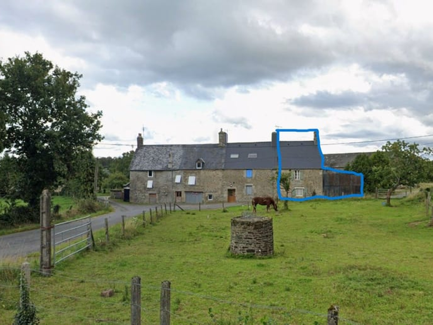 Manche : Maison mitoyenne de caractère à rénover, située dans le magnifique cadre champêtre de la Normandie.