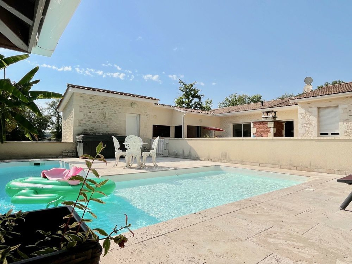 Maison spacieuse avec piscine et jacuzzi