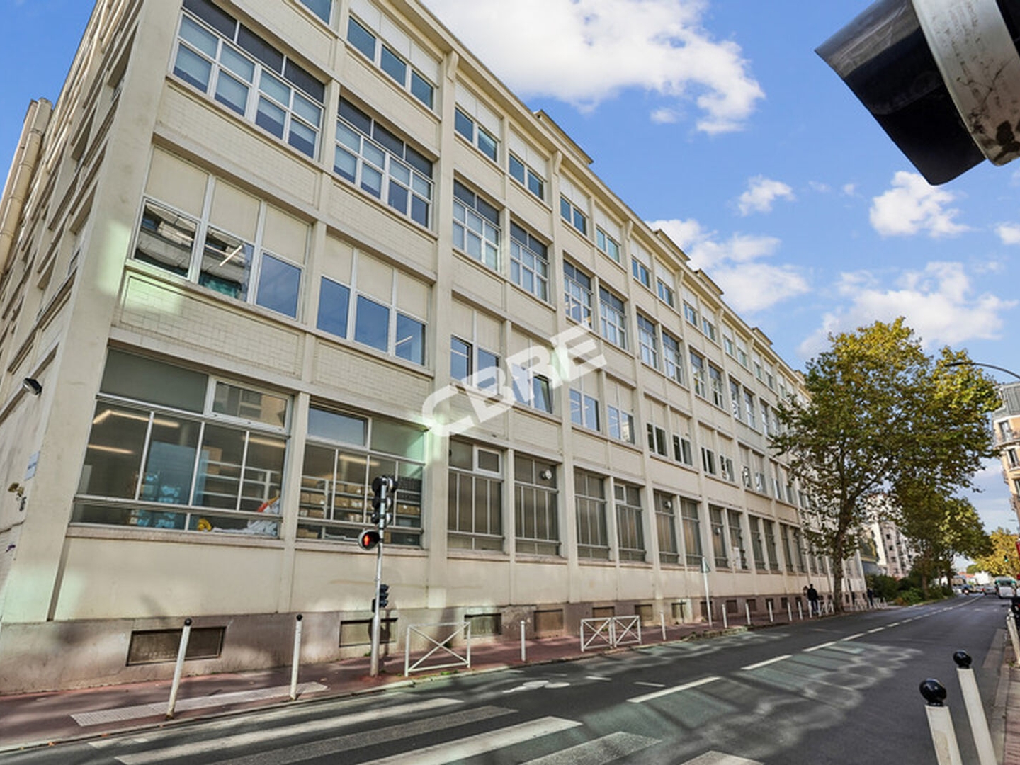 Local professionnel 1383 m²