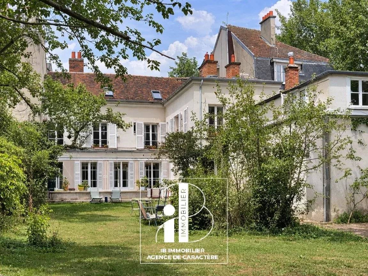 FONTAINEBLEAU | MAISON BOURGEOISE FIN XIX de 352 m² avec jardin.