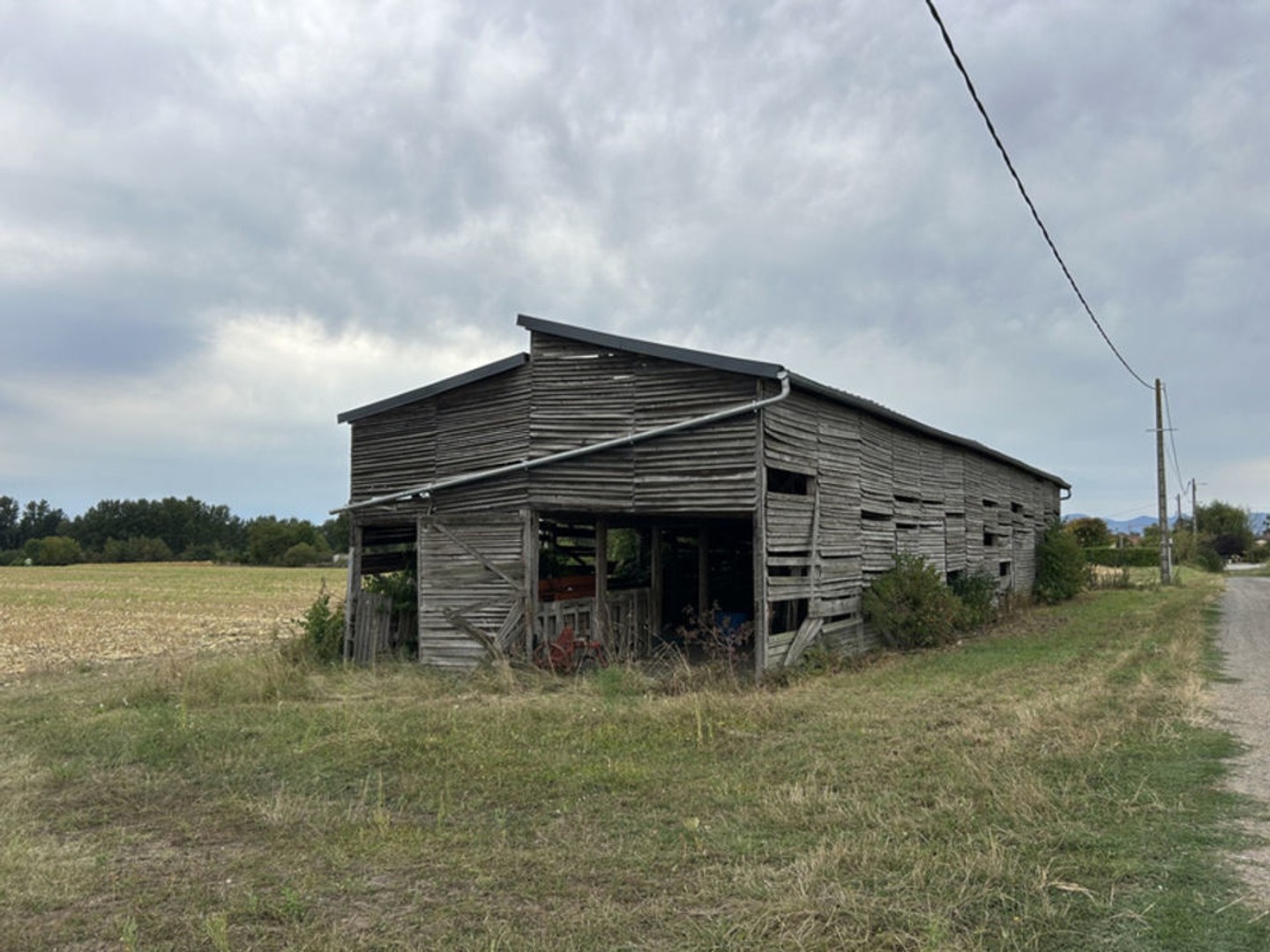 ENTRAIGUES (63) ancien séchoir de 220 m2