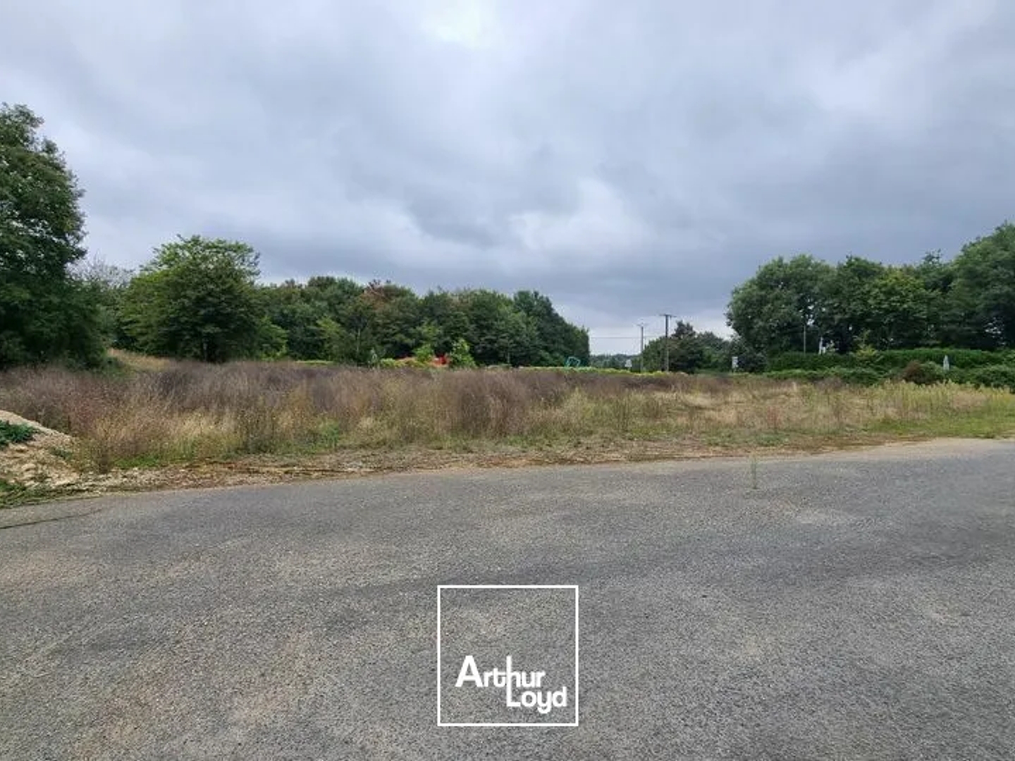 A VENDRE SECTEUR POITIERS-SUD LOCAL D'ACTIVITE DE 250M² SUR TERRAIN CONSTRUCTIBLE DE 8500M²