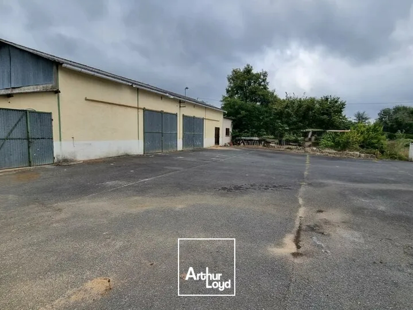 Locaux à vendre - 250m2 - Fontaine-Le-Comte (86240)