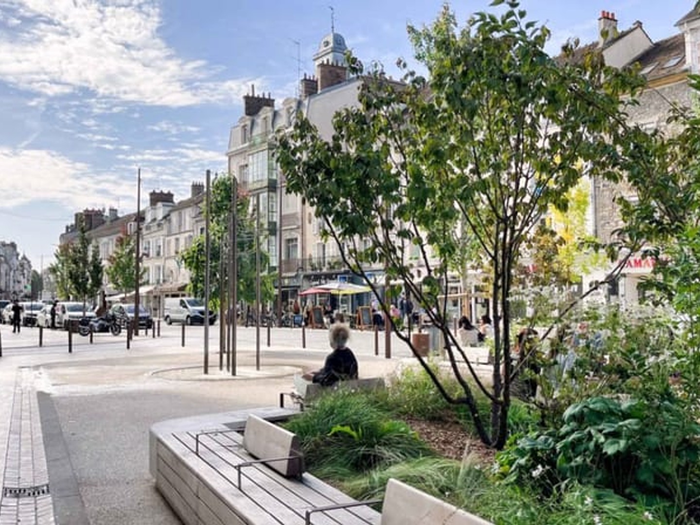 Fontainebleau, Place de l'étape, immeuble à usage mixte d'habitation et professionnel. Boutique en RDC actuell