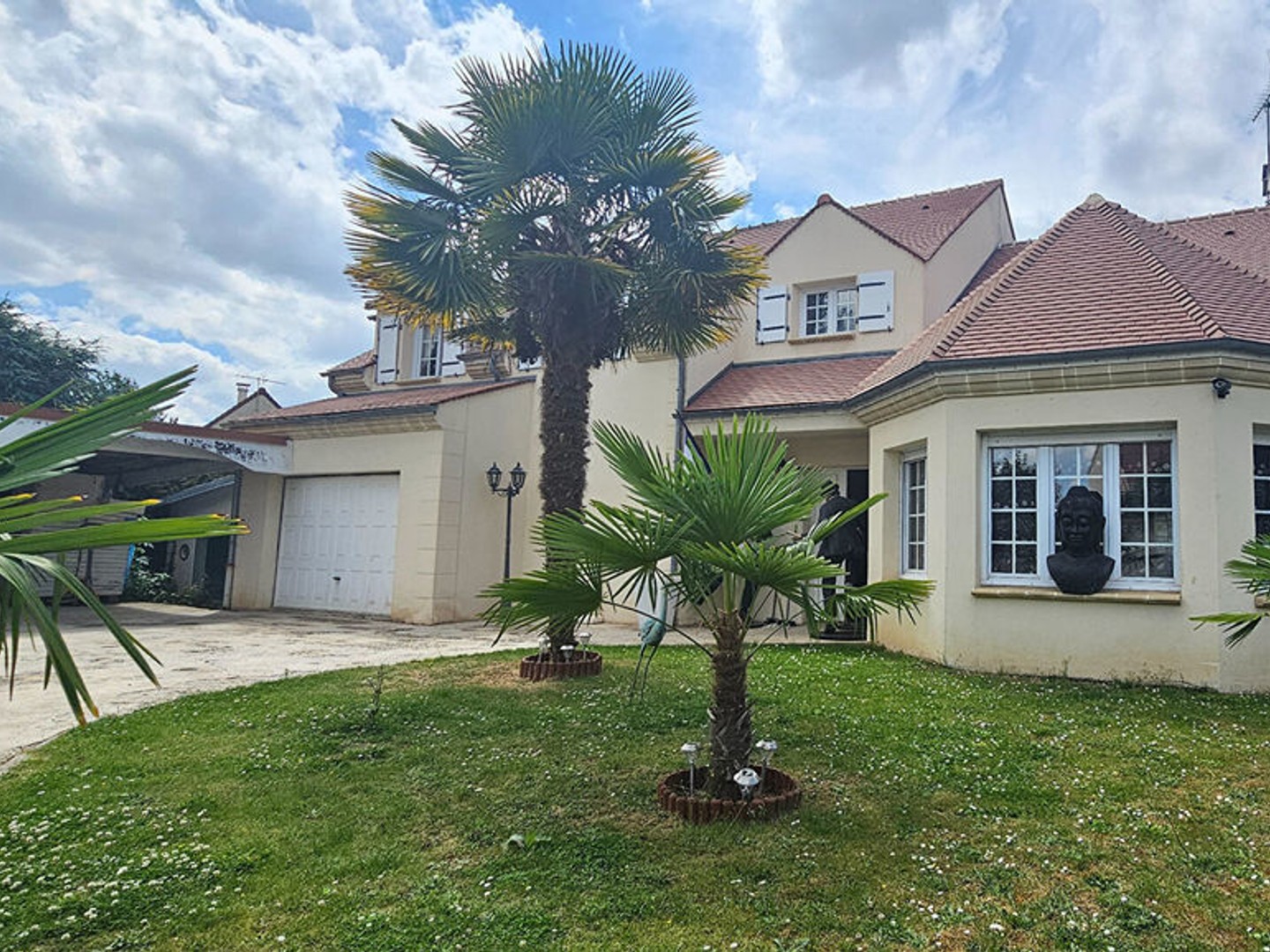 BELLE DEMEURE A SAINT MESMES ( 265 M² )