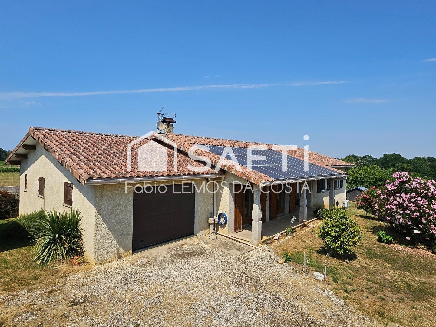 VILLA DE PLAIN PIED AVEC GARAGE ET JARDIN CLÔTURÉE