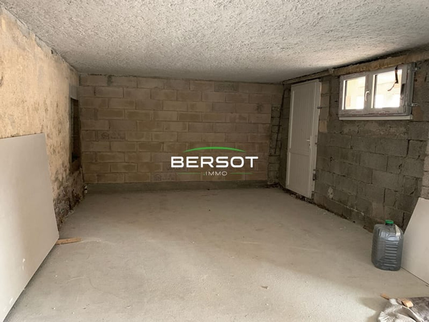 Local commercial 30 m2 brut à aménager centre-ville Valdahon visibilité axe passant