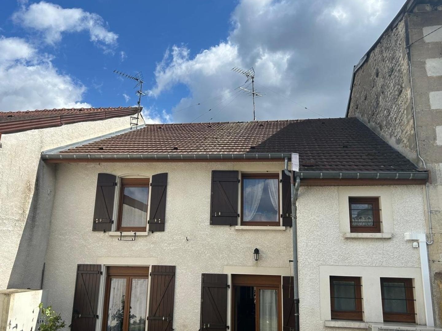 maison de village, avec deux grandes salles avec jardin cloturé