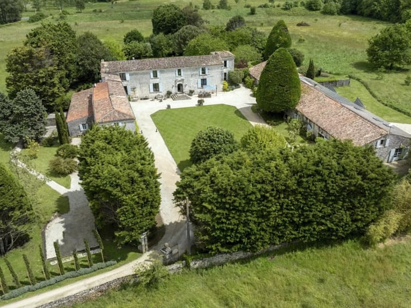 Elégant Logis restauré du XIVe à 10 km de la mer