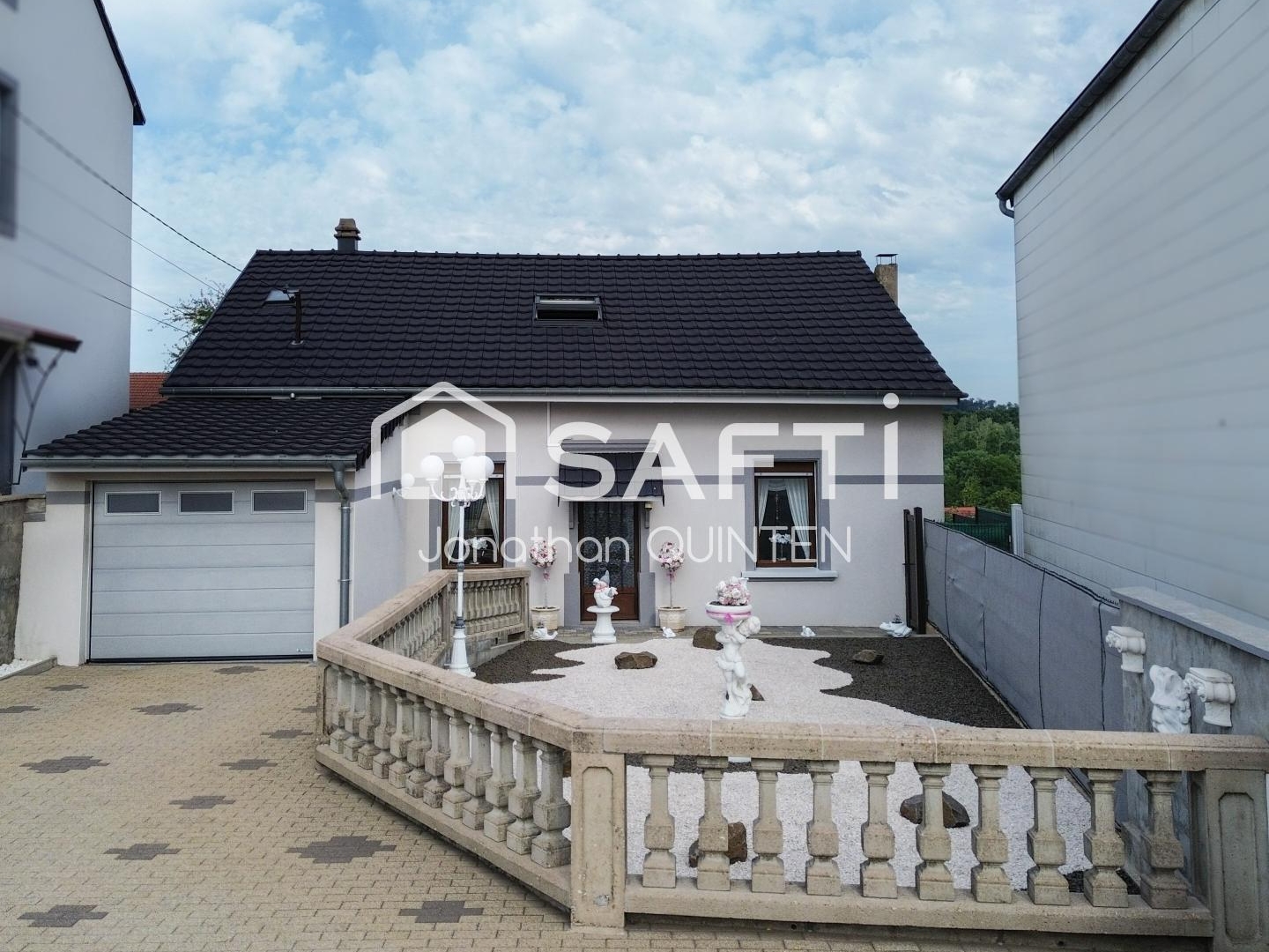 Vous recherchez une maison où chaque détail a été soigné au fil des années ? Cette propriété est faite pour vous.