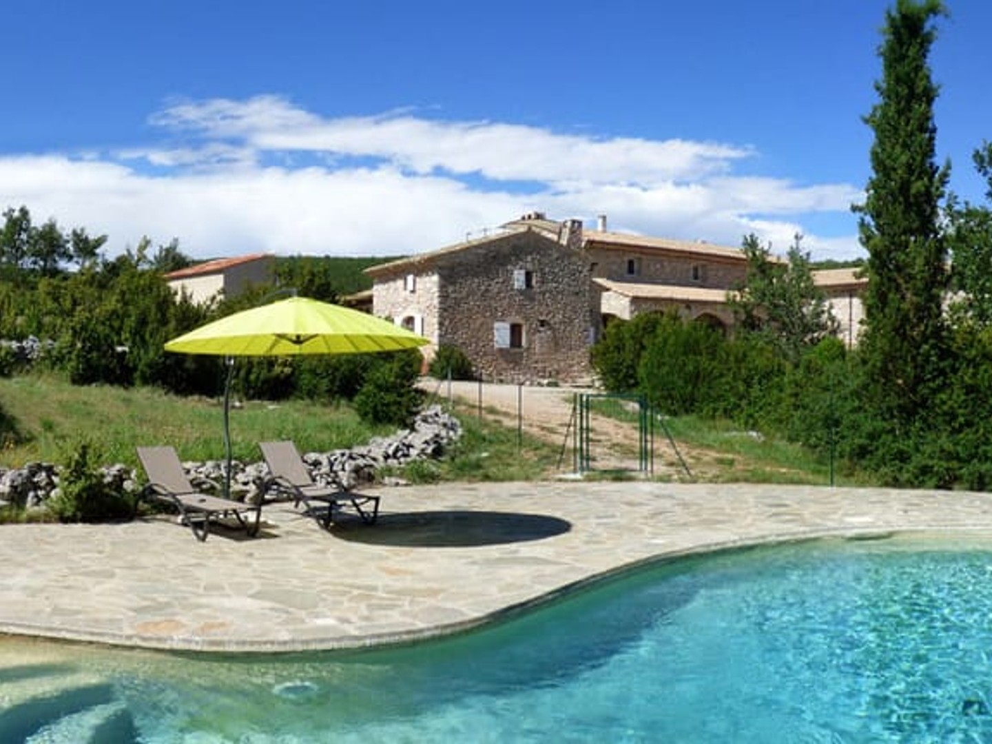 Banon, belle propriété de 552 m² avec gîte sur 20 HA avec piscine