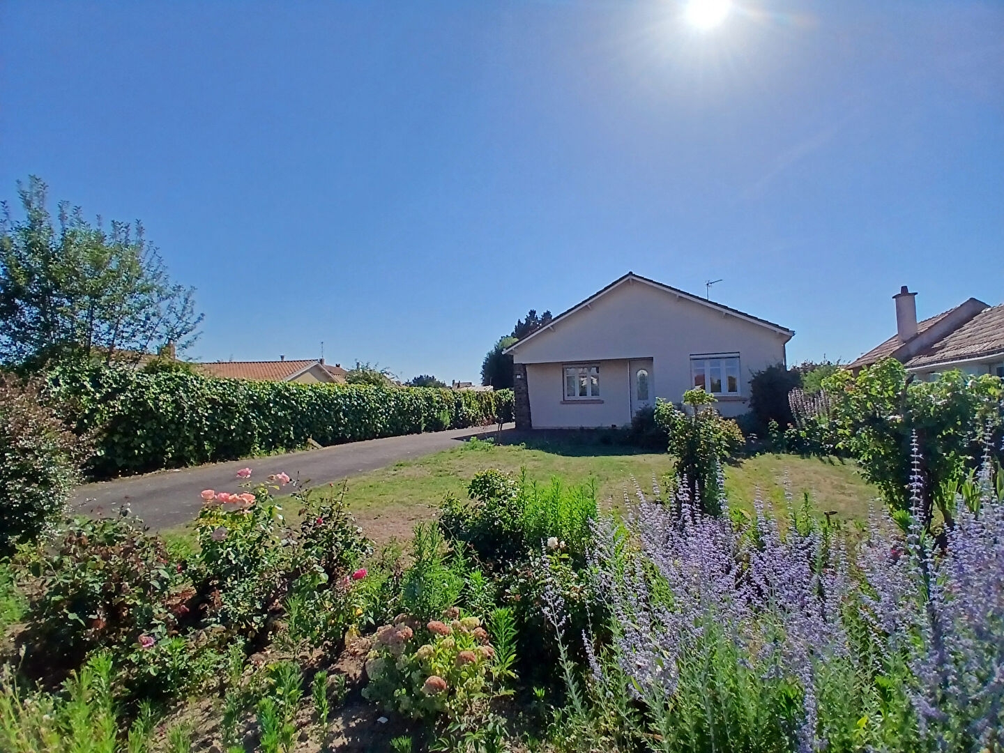 Maison familiale 4 pièces - 104 m2 - Bourg de Saint Philbert De Grand Lieu avec jardin 1111 m2
