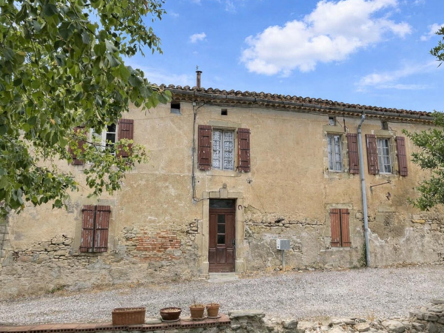 Corps de ferme à restaurer. Gros potentiel.