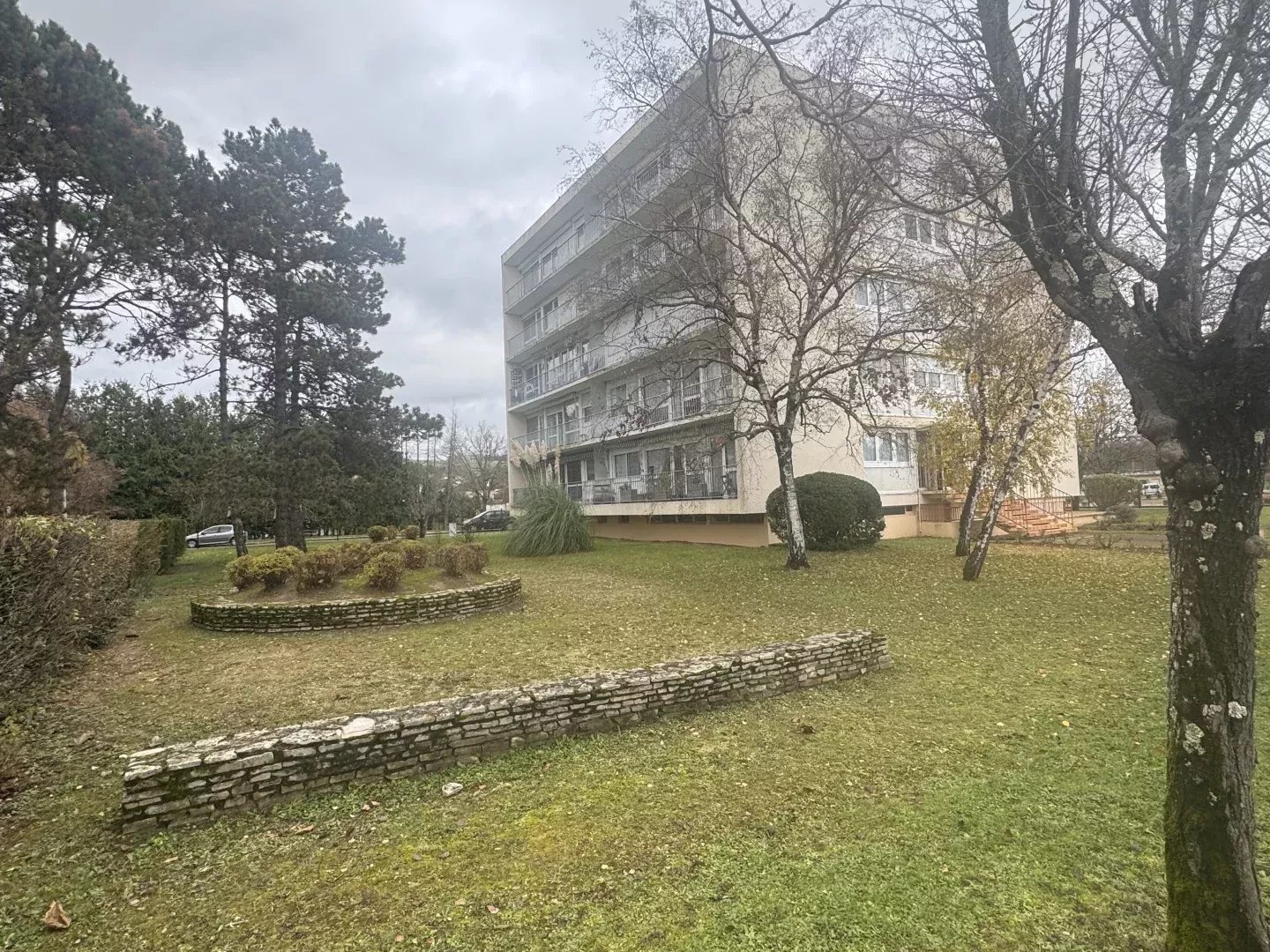 JOIGNY PROCHE ECOLES ET COMMODITES
