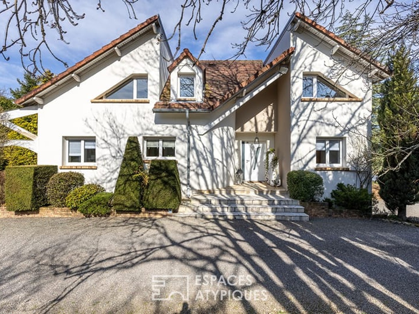 Maison familiale avec piscine et vue panoramique sur les monts