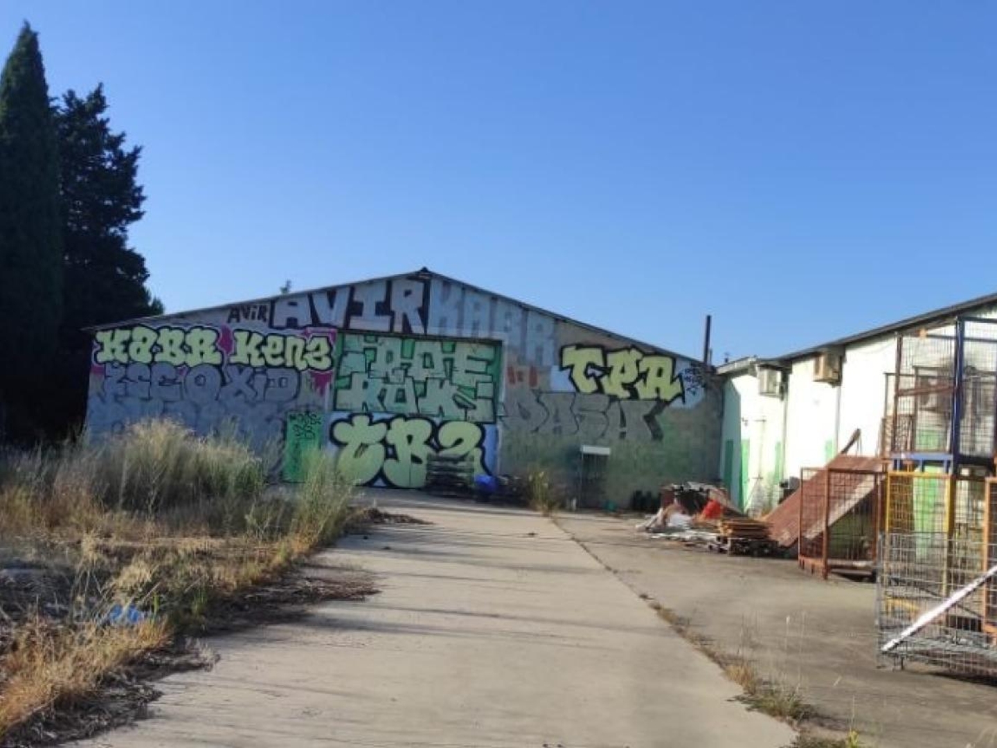 Locaux à vendre - 8 pièces - 2831m2 - Nîmes (30900)