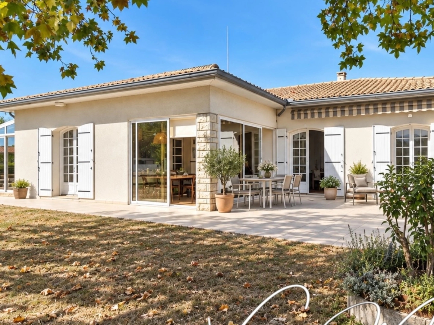 VILLA TRADITIONNELLE SUR PLUS DE 6 000 M² - VASTE DÉPENDANCE AUX MULTIPLES POSSIBILITÉS