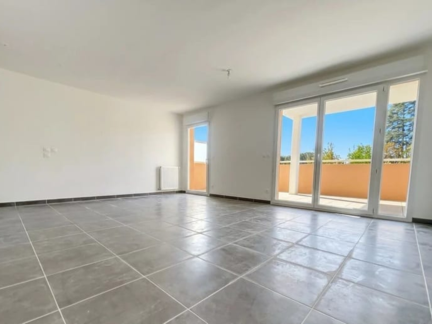 Orange, appartement T3 (2chs) 61m2 av.ascenseur et terrasse de 25m2, stationnement en sus