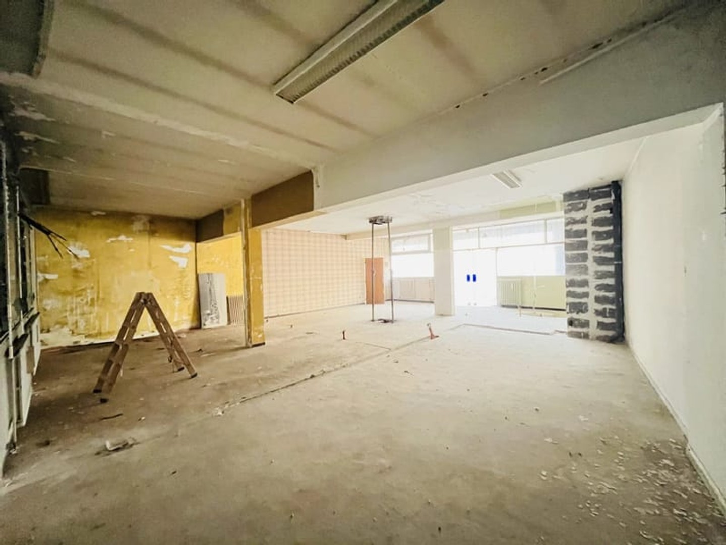 Villefranche centre, local commercial de 100 m2 avec cave et parking