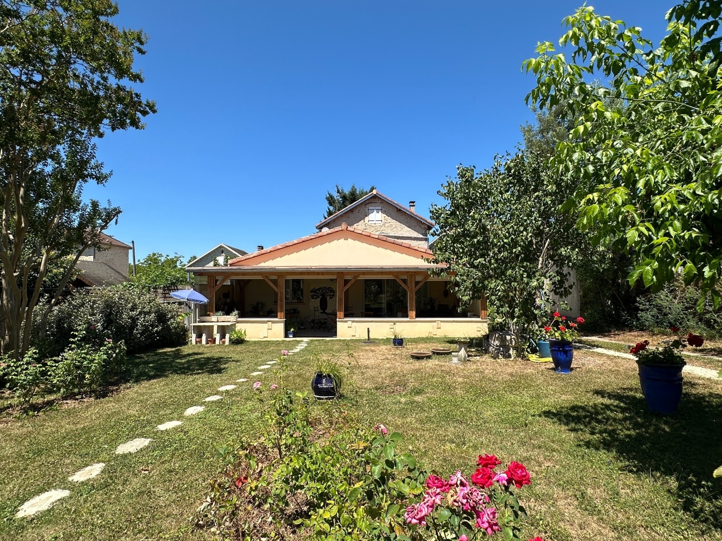 Propriété en pierre avec extension récente